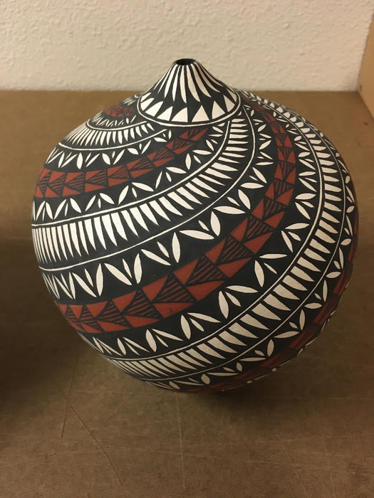 Acoma Fine Line Swirl Pot, by Sandra Victorino