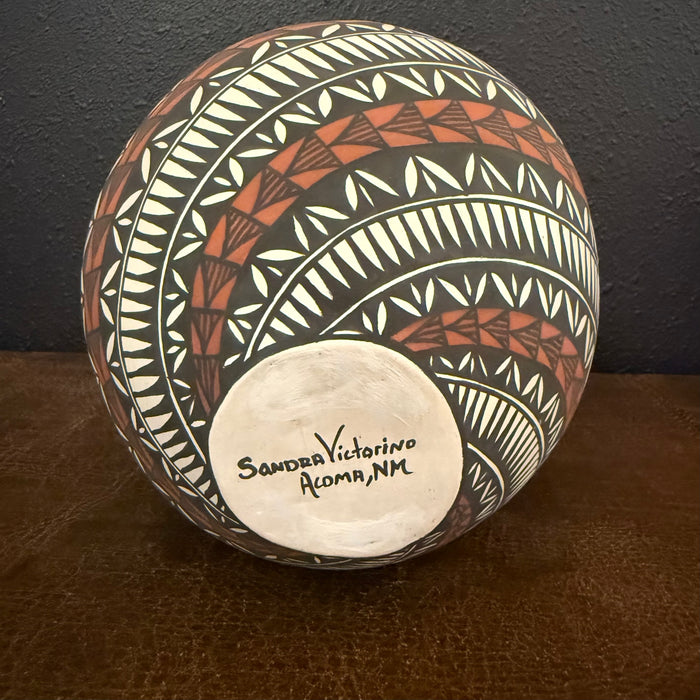 Acoma Fine Line Swirl Pot, by Sandra Victorino