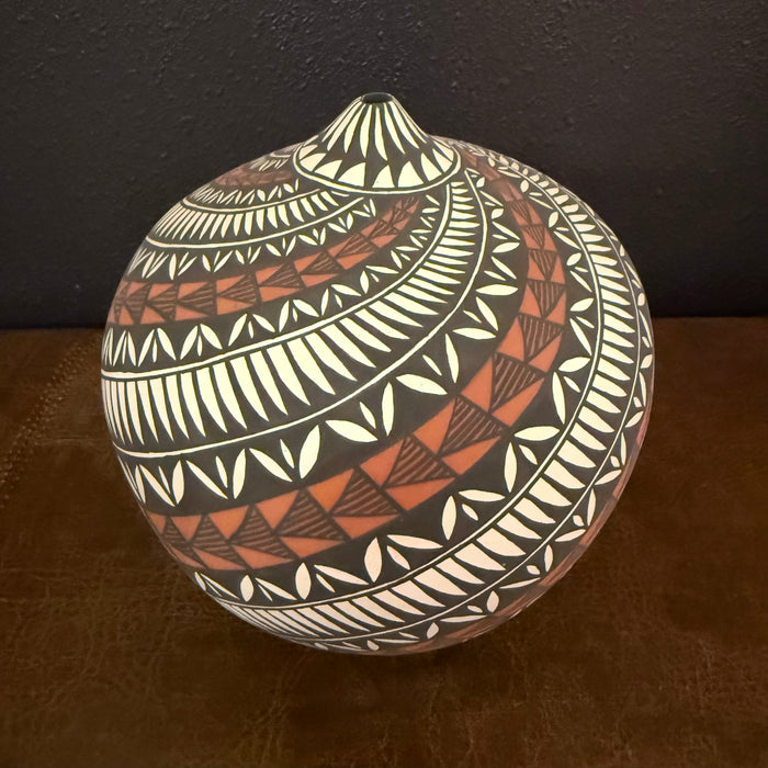 Acoma Fine Line Swirl Pot, by Sandra Victorino