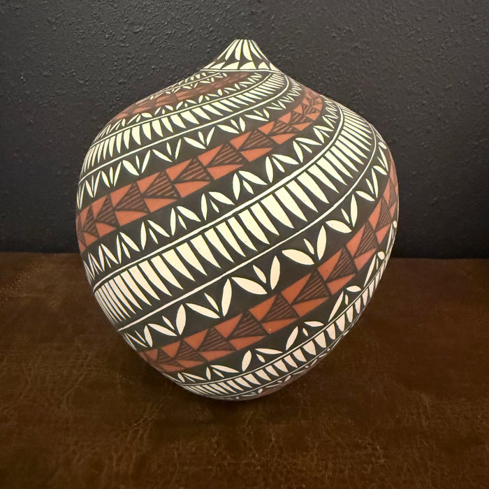 Acoma Fine Line Swirl Pot, by Sandra Victorino